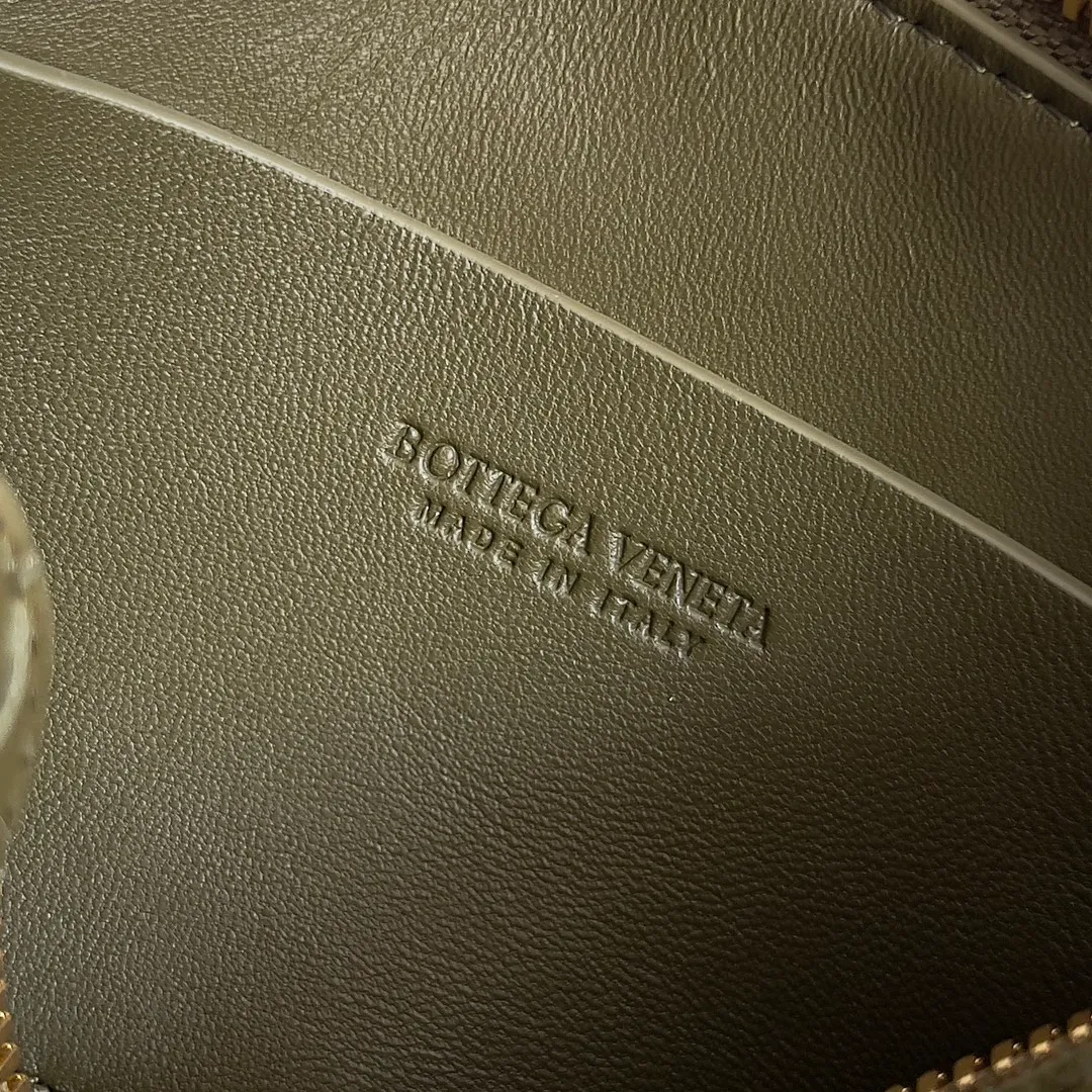 Batch 1260 BV new mini bag ceiling Bottegaveneta new Concert Pouch bag is small and has a large capacity. It can hold a Pro max mobile phone. The shoulder strap is adjustable for cross-body carry. It is very cost-effective when carried on one shoulder. The latest small bag in autumn has a lot of capacity. It can hold 4 short clips. I also tried it and it can hold one of my fists. It is cute, the capacity is touching and the length of the shoulder strap is adjustable for daily commuting. Full score 10 #bv woven bag Style number: 794258 Size: 18.5*11.5*8.5cm